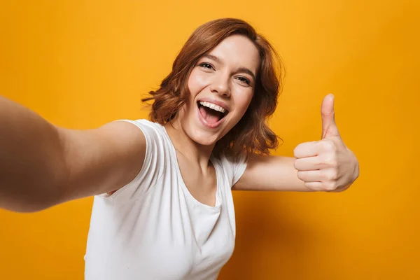 Retrato de una chica feliz y encantadora de pie aislada — Foto de Stock