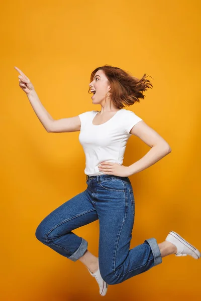 Retrato de longitud completa de una chica encantadora feliz saltando —  Fotos de Stock