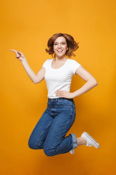Retrato de comprimento total de uma menina encantadora feliz pulando — Fotografia de Stock