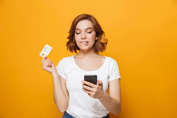 Fröhliches junges Mädchen im T-Shirt stehend — Stockfoto