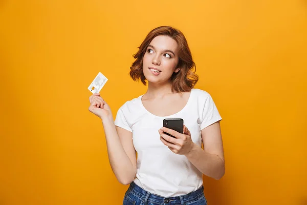 Fröhliches junges Mädchen im T-Shirt stehend — Stockfoto