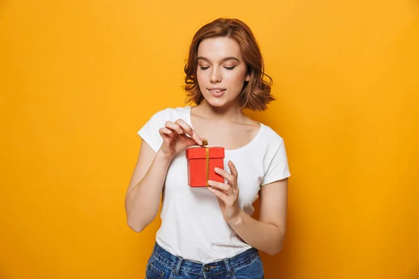 Jovem alegre vestindo t-shirt de pé — Fotografia de Stock