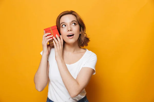 Fröhliches junges Mädchen im T-Shirt stehend — Stockfoto