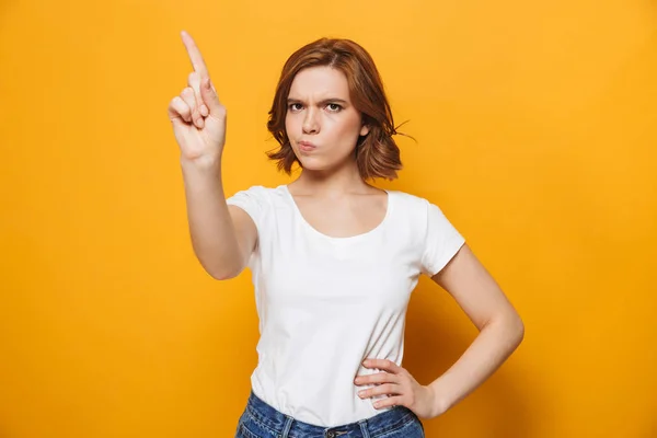 Portret van een ontevreden meisje staande geïsoleerd — Stockfoto