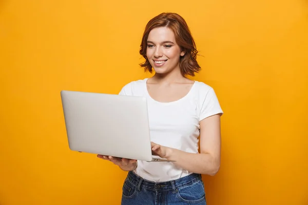 Portret van een gelukkig mooi meisje staande geïsoleerd — Stockfoto