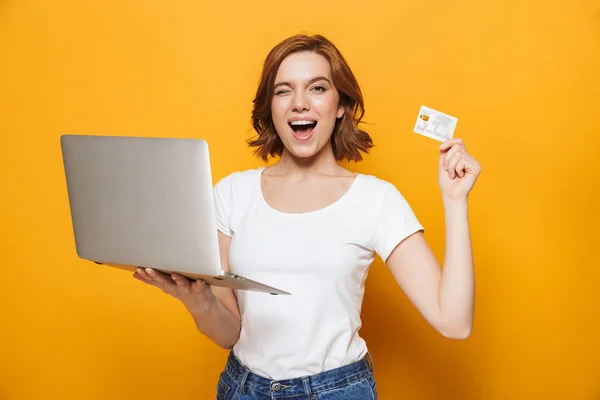 Porträt eines glücklichen schönen Mädchens, das isoliert steht — Stockfoto