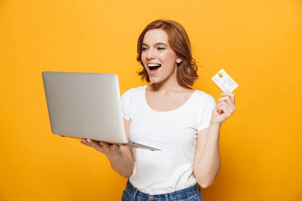 Porträt eines glücklichen schönen Mädchens, das isoliert steht — Stockfoto