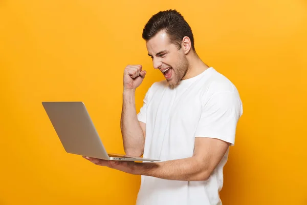 Retrato de um homem bonito feliz vestindo t-shirt — Fotografia de Stock