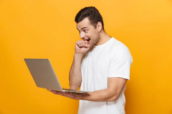 Retrato de um homem bonito feliz vestindo t-shirt — Fotografia de Stock