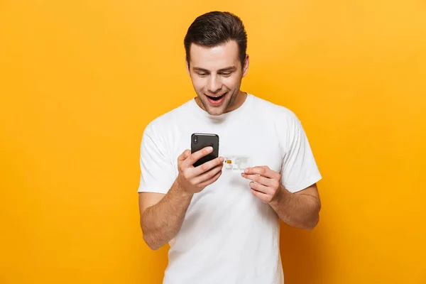 Portret van een gelukkige knappe man draagt t-shirt — Stockfoto