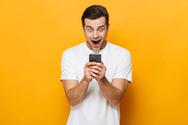 Retrato de um jovem feliz vestindo t-shirt de pé — Fotografia de Stock