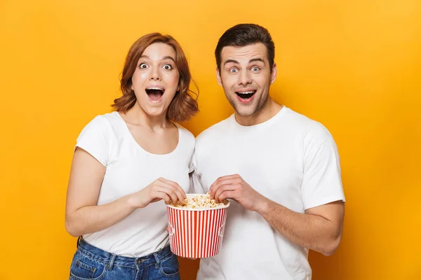 Entusiasmado belo casal vestindo camisetas brancas de pé — Fotografia de Stock