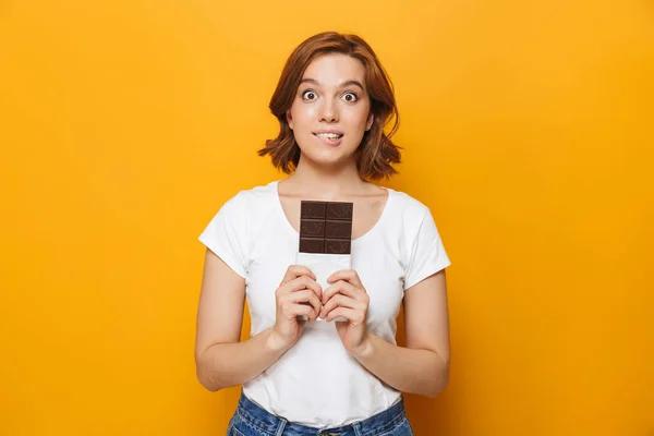 Retrato de uma menina encantadora feliz de pé isolado — Fotografia de Stock