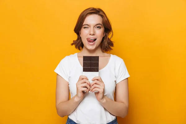 Retrato de uma menina encantadora feliz de pé isolado — Fotografia de Stock