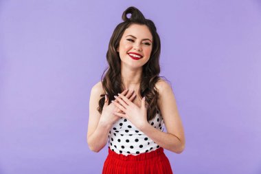 Parlak makyaj giyen güzel bir pin-up kız portresi