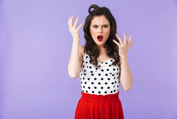 Retrato de una hermosa chica pin-up con maquillaje brillante — Foto de Stock