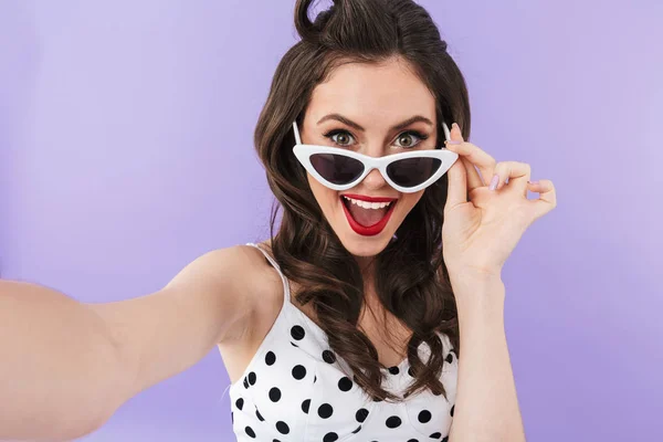 Porträtt av snygga pin-up kvinna 20s i retro solglasögon leende — Stockfoto