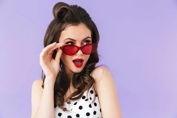 Porträt einer verführerischen Pin-up-Frau mit Retro-Sonnenbrille — Stockfoto