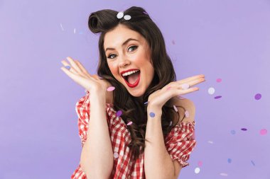 Amerikan tarzı giymek smili neşeli pin-up kadın 20s Portresi