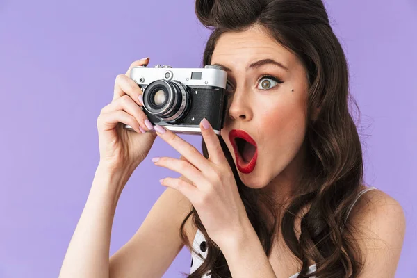 Retrato de excitado pin-up mulher 20s em vintage polka dot dress — Fotografia de Stock