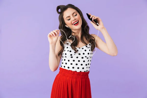 Porträtt av glada pin-up kvinna 20s i retro polka dot klänning hol — Stockfoto