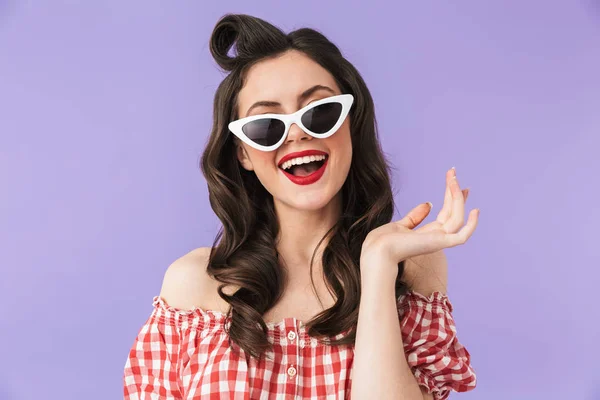 Portrait of joyful pin-up woman 20s in american style wear and r — Stock Photo, Image