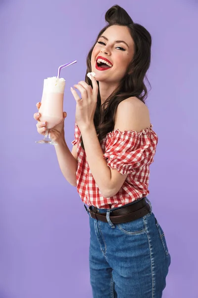 Retrato de positivo pin-up mulher 20s em estilo americano desgaste rej — Fotografia de Stock