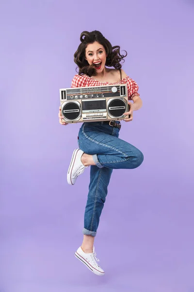 Retrato de feliz pin-up mujer 20s en estilo americano desgaste regocijarse — Foto de Stock