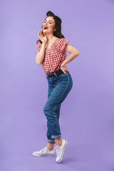 Πλήρες μήκος πορτρέτο του γοητευτικό pin-up κορίτσι 20s σε αμερικανικό αχούρι — Φωτογραφία Αρχείου