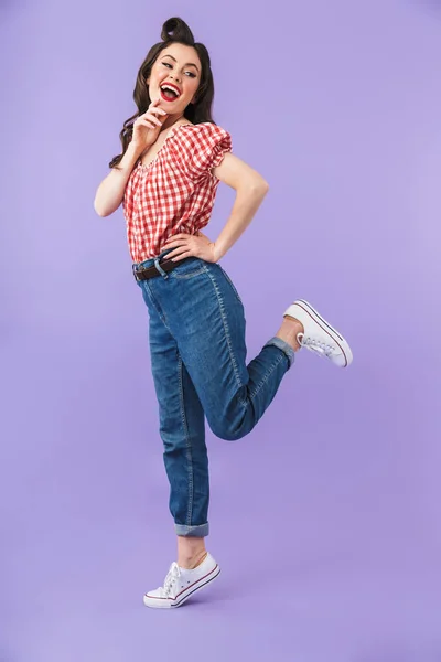 Full längd porträtt av flirta pin-up girl 20s i American sty — Stockfoto