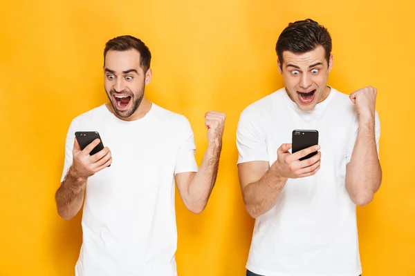 Två glada glada män vänner klädd i tomma t-shirts — Stockfoto