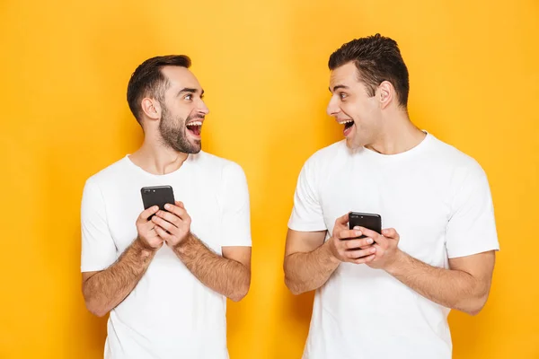 Två glada glada män vänner klädd i tomma t-shirts — Stockfoto