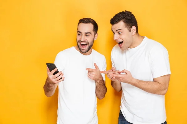 Två glada glada män vänner klädd i tomma t-shirts — Stockfoto