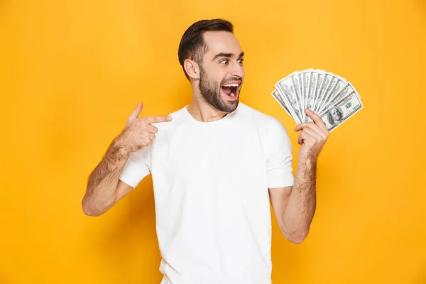 Retrato de un joven alegre de pie —  Fotos de Stock