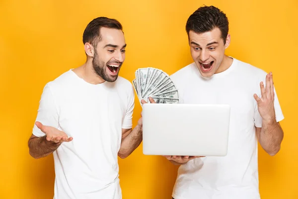 Twee vrolijke opgewonden mannen vrienden dragen blanco t-shirts — Stockfoto