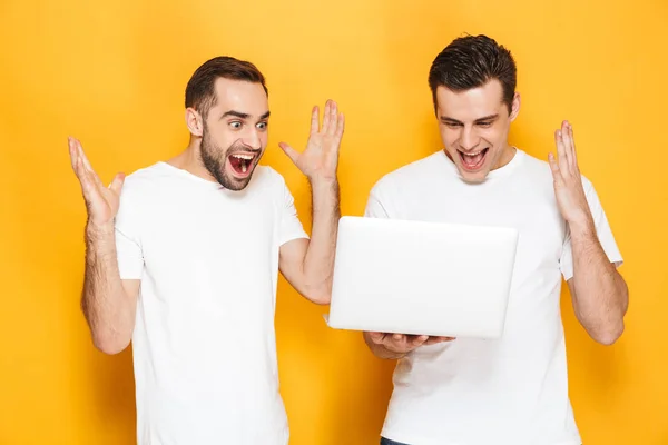 Dos alegres amigos excitados hombres que usan camisetas en blanco — Foto de Stock