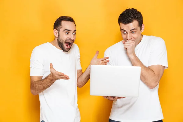 Deux joyeux hommes excités amis portant des t-shirts vierges — Photo