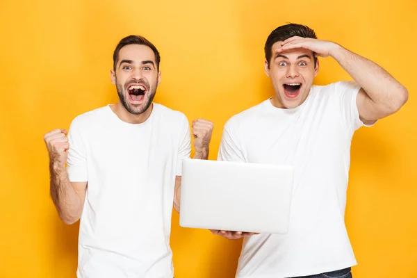 Dois animados homens alegres amigos vestindo camisetas em branco — Fotografia de Stock