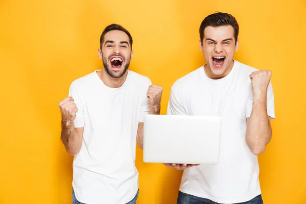 Dos alegres amigos excitados hombres que usan camisetas en blanco —  Fotos de Stock