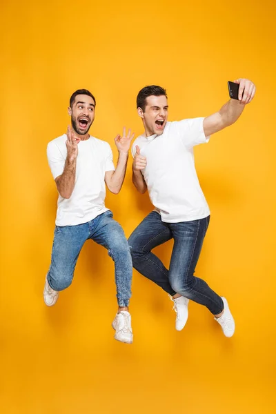 Comprimento total de dois animados amigos homens alegres — Fotografia de Stock