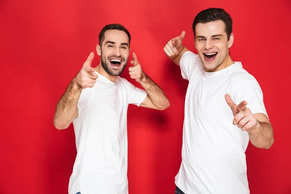 Imagem de dois belos amigos homens 30 anos em t-shirts brancas sorrindo — Fotografia de Stock