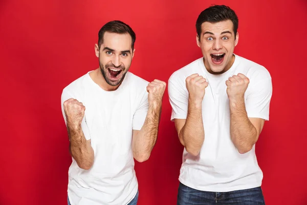 Imagem de dois belos amigos homens 30 anos em t-shirts brancas rejoici — Fotografia de Stock