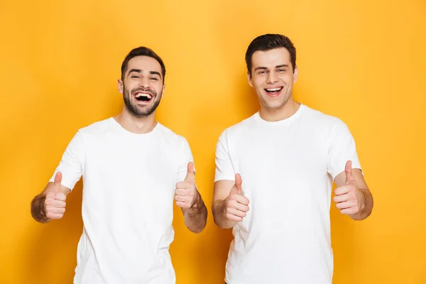 Dois animados homens alegres amigos vestindo camisetas em branco — Fotografia de Stock