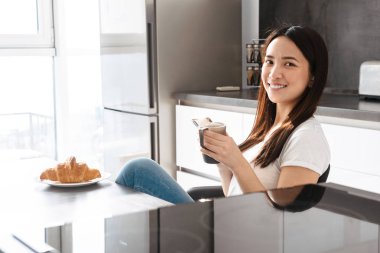 Havin iken cep telefonu tutan sevimli asya kız Portresi