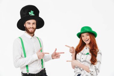 Mutlu genç çift kostümleri giyiyor, kutluyor