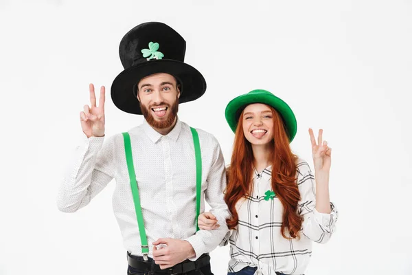 Pareja joven y feliz vistiendo trajes, celebrando — Foto de Stock