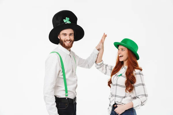 Pareja joven y feliz vistiendo trajes, celebrando — Foto de Stock