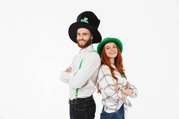 Pareja joven y feliz vistiendo trajes, celebrando — Foto de Stock