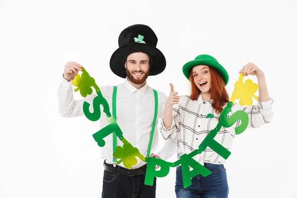 Pareja joven y feliz vistiendo trajes, celebrando — Foto de Stock