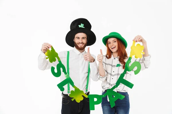 Pareja joven y feliz vistiendo trajes, celebrando — Foto de Stock